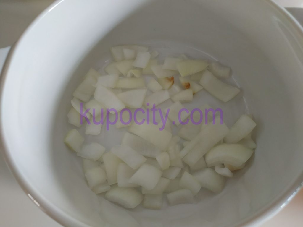 Lay the base of the dish with White Onion (to elevate the chicken from the base)